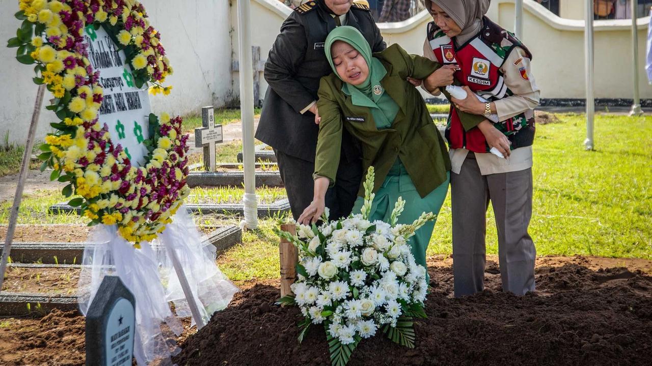 FOTO: Air Mata Keluarga Iringi Pemakaman Prajurit Penjaga Perdamaian