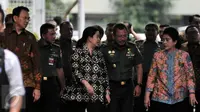 Gubernur DKI Jakarta, Basuki Tjahaja Purnama, Menko PMK, Puan Maharani dan Menkes Nila Moeloe (ki-ka depan) saat kunjungi korban bom sarinah di RSPAD, Jakarta, (14/1/2016). Sebanyak 9 korban berada di RSPAD, Gatot Subroto. (Liputan6.com/Yoppy Renato)