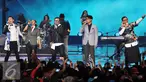 Kahitna dan Yovie & Nuno tampil bersama di panggung HUT 26 SCTV yang dihelat di Gelora Bung Karno, Selasa (24/8). Panggung spektakuler dibuat untuk memenuhi hasrat pemirsa SCTV. (Liputan6.com/Johan Tallo)