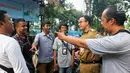 Gubernur DKI Jakarta Anies Baswedan berdiskusi dengan sejumlah pewarta foto di Balai Pewarta Foto Indonesia Pos Pol HI di Jakarta Pusat, Senin (22/4). Kedatangan Gubernur DKI Jakarta Anies Baswedan di Bundaran HI untuk melihat fasilitas publik di Jakarta. (Liputan6.com/Johan Tallo)