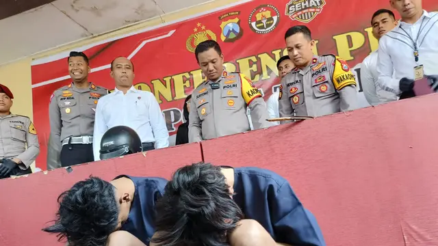 Pelaku gangster saat digelandang ke Mapolres Tuban. (Adirin/Liputan6.com)