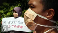 Warga Cawang Gumilir, Kabupaten Musi Rawas, Sumsel bersama Walhi melakukan aksi di KLHK, Jakarta, (9/9). Mereka menuntut PT. Musi Hutan Persada (MHP) kepada KLHK karena menggusur pemukiman dan Ladang Perkebunan warga di sana. (Liputan6.com/Johan Tallo)