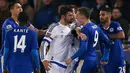 Penyerang Chelsea Diego Costa berseteru dengan penyerang Leicester City Jamie Vardy saat lanjutan liga Inggris di Stadion King Power Stadium, Liecester (15/12/2016). (Reuters/Andrew Yates)