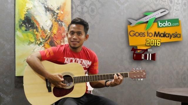 Ketika ditemui oleh Bola.com di apartemen Andik Vermansah, ia menyempatkan diri untuk unjuk kebolehan bernyanyi sambil bermain gitar.