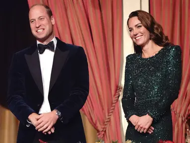 Kate Middleton, Duchess of Cambridge, bersama dengan suaminya Pangeran William usai menonton Royal Variety Performance di Royal Albert Hall, London, Kamis (18/11/2021). Kate mengenakan gaun hijau panjang Jenny Packham yang indah dan suaminya mengenakan tuksedo (Jonathan Brady/Pool Photo via AP)