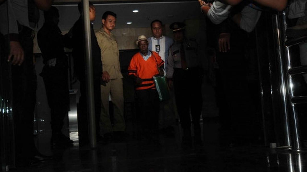 2 Tersangka lainnya, penyuap Dewie Yasin berseragam tahanan KPK
