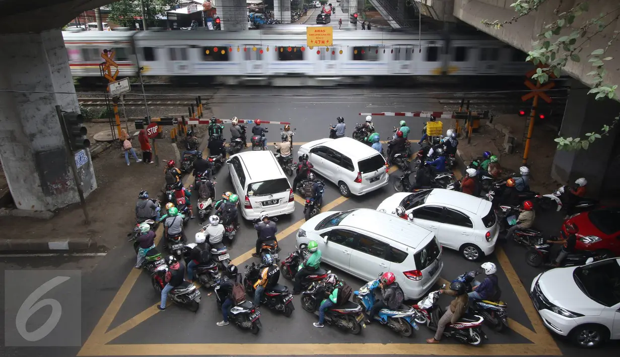 Kendaraan saat di perlintasan kereta di kawasan Tanjung Barat, Jakarta, Rabu (8/3). Dirjen Perkeretaapian Kemenhub berkoordinasi dengan Pemprov DKI dan Polda Metro Jaya akan menutup empat perlintasan sebidang, Mei 2017. (Liputan6.com/Immanuel Antonius)