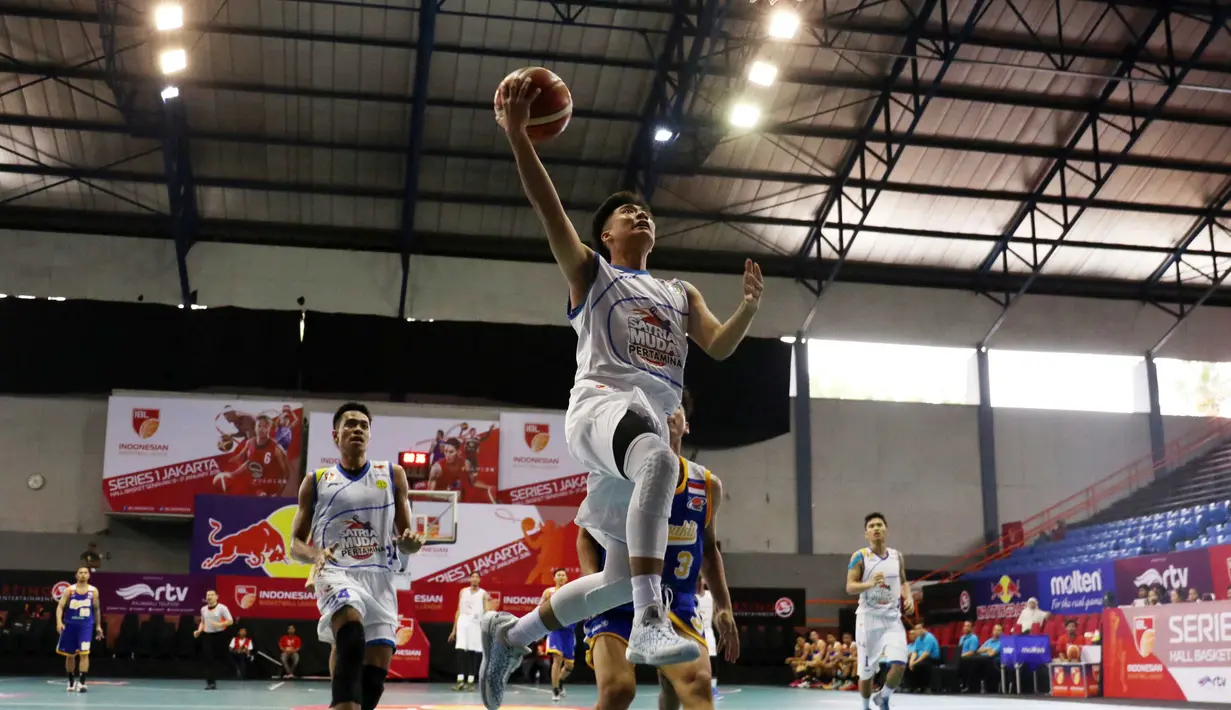 Pemain Satria Muda, Hans Abraham melakukan lay up tanpa halangan pemain Bimasakti pada laga IBL Reguler Season di Hall A Senayan, Jakarta, Senin (11/1/2016). Satria Muda menang 55-33. (Bola.com/Nicklas Hanoatubun)