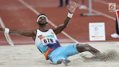 Atlet para atletik asal Srilanka, Gamage Nuwan Indika Maththaka saat mendarat pada lomba lompat jauh T44, T62/T64 putra Asian Para Games 2018 di Stadion Utama Gelora Bung Karno, Jakarta, Jumat (12/10). (Liputan6.com/Helmi Fithriansyah)