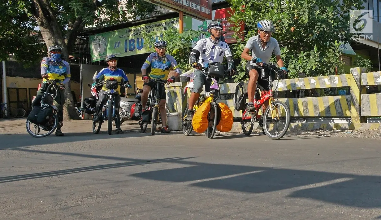 Pemudik bersepeda melanjutkan perjalanan menuju Jalan Raya Pantura, Cirebon, Jawa Barat, Sabtu (1/6/2019). Anggota komunitas GWCC asal Tangerang ini melakukan mudik tujuan Yogyakarta dan Pacitan dengan menempuh jarak sekitar 800 Km. (Liputan6.com/Herman Zakharia)