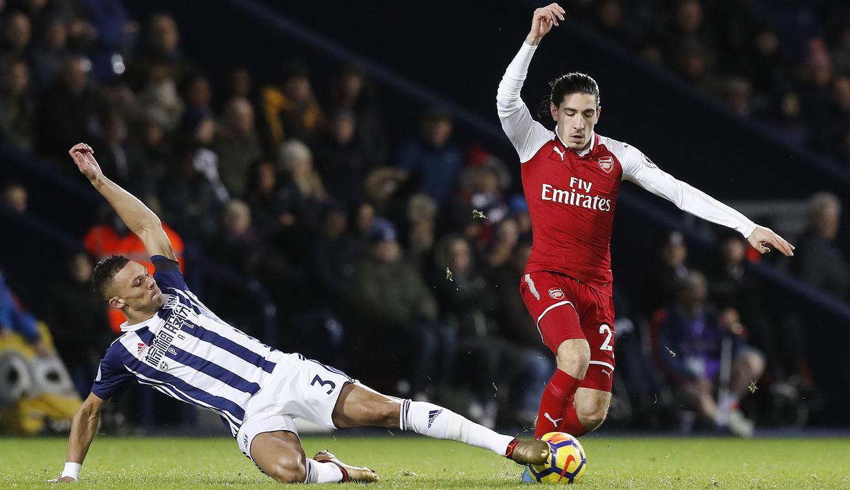 Kieran Gibbs (kiri) berusaha menghalau bola dari kaki pemain Arsenal, Hector Bellerin pada lanjutan Premier League di The Hawthorns, West Bromwich, (31/12/2017). Arsenal bermain imbang 1-1 dengan West Bromwich. (Martin Rickett/PA via AP)