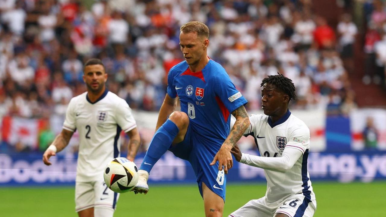 Sementara, Slovakia justru mampu menebar ancaman ke gawang Inggris yang dikawal Jordan Pickford.