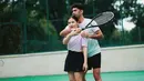 Momen lain menarik perhatian kala Prilly diajari tenis oleh sang ‘coach’, Reza Rahardian. [@prillylatuconsina96]