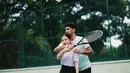 Momen lain menarik perhatian kala Prilly diajari tenis oleh sang ‘coach’, Reza Rahardian. [@prillylatuconsina96]