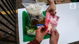 LRT Jakarta bersama Pemerintah Provinsi DKI Jakarta dan Badan Usaha Milik Daerah (BUMD) menjual 1000 paket sembako murah untuk menjangkau kebutuhan warga sekitar. (Liputan6.com/Angga Yuniar)