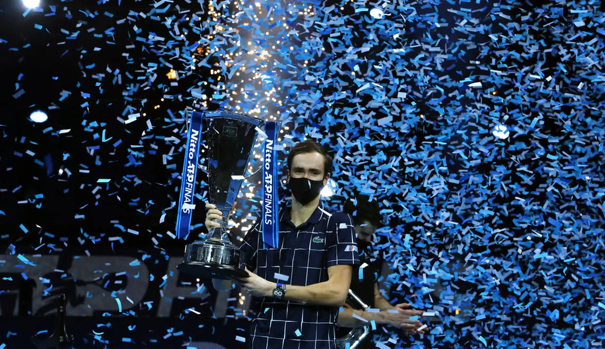 Petenis Rusia Daniil Medvedev memegang trofi juara ATP World Finals di O2 Arena, London, Inggris, Minggu (22/11/2020). Daniil Medvedev menjuarai ATP World Finals usai mengalahkan petenis Austria Dominic Thiem pada babak final. (AP Photo/Frank Augstein)