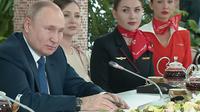 Presiden Rusia Vladimir Putin bertemu para pramugari untuk bahas dampak invasi Ukraina. Dok: RT
