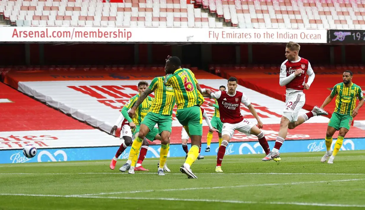 Pemain Arsenal Emile Smith Rowe (kedua kanan) mencetak gol ke gawang West Bromwich Albion pada pertandingan Liga Inggris di Emirates Stadium, London, Inggris, Minggu (9/5/2021). Arsenal mengalahkan West Bromwich Albion 3-1 dan memastikan The Baggies terdegradasi. (AP Photo/Frank Augstein, Pool)
