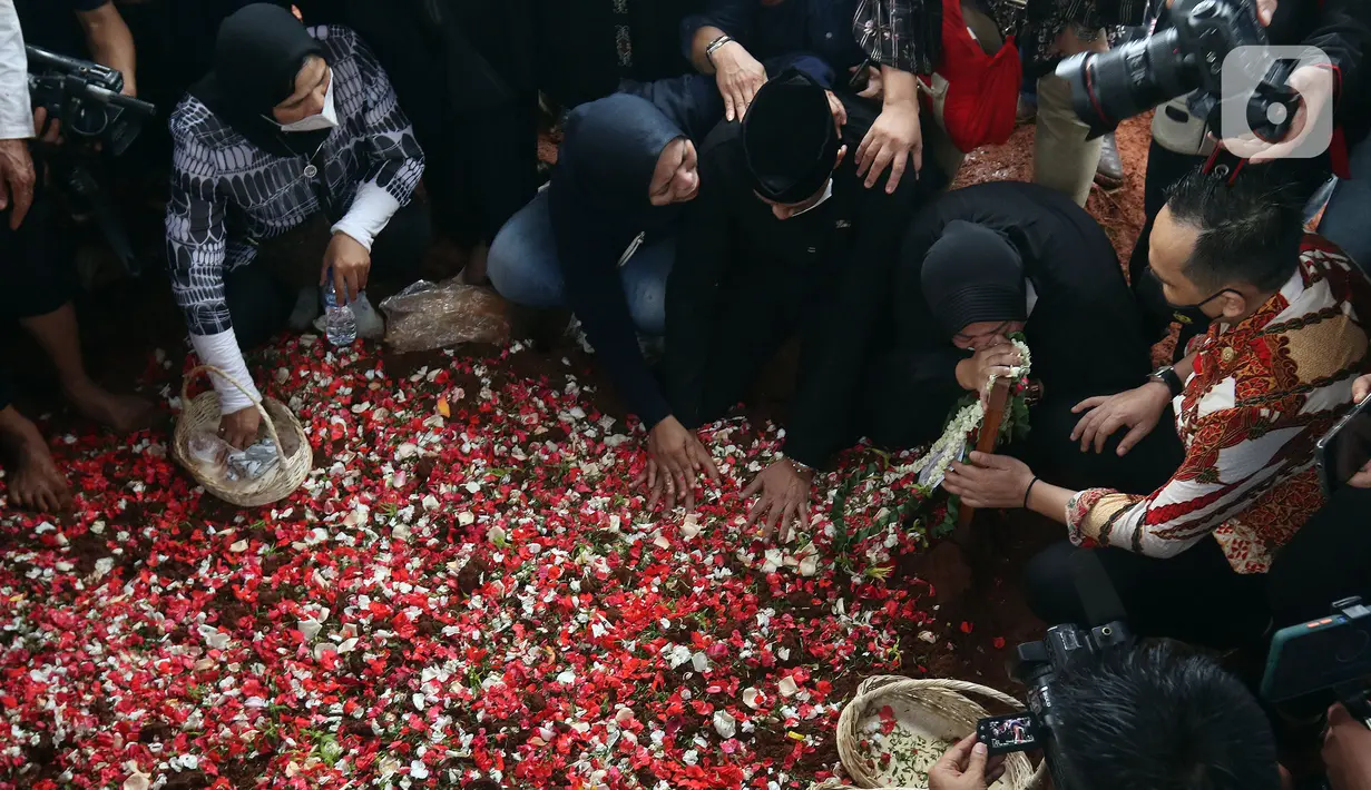 Keluarga dan kerabat menabur bunga di makam Vanessa Angel dan Bibi Ardiansyah, Taman Makam Islami Malaka, Pesanggrahan, Jakarta, Jumat (5/11/2021). Vanessa Angel dan Bibi Andriansyah meninggal dalam kecelakaan lalu lintas di Tol Mojokerto-Jombang pada 4 November 2021. (Liputan6.com/Herman Zakharia)