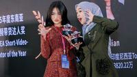6 Potret Kebersamaan Fuji dan Ria Ricis di China, Raih Penghargaan Internasional