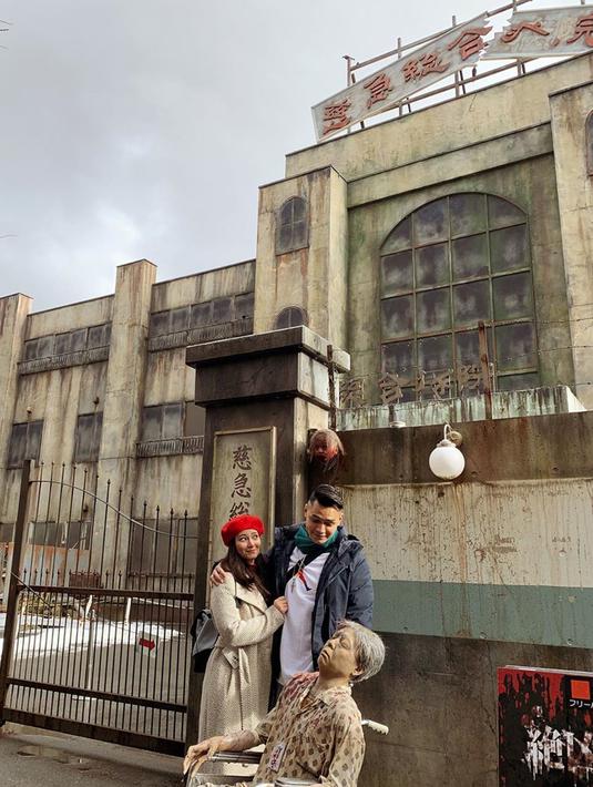 Selain ke monumen Hachiko, keduanya pun kunjungi salah satu tempat horor. Yaitu di Haunted Hospital Fuji-Q, atau kerap disebut rumah sakit hantu Fuji-Q. (Liputan6.com/IG/@asmirandah89)