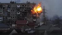 Sebuah ledakan terlihat di sebuah gedung apartemen setelah tank tentara Rusia menembak di Mariupol, Ukraina, pada Jumat (11/3/2022). Invasi Rusia ke Ukraina sudah memasuki hari ke-16 pada hari Jumat ini. (AP Photo/Evgeniy Maloletka)
