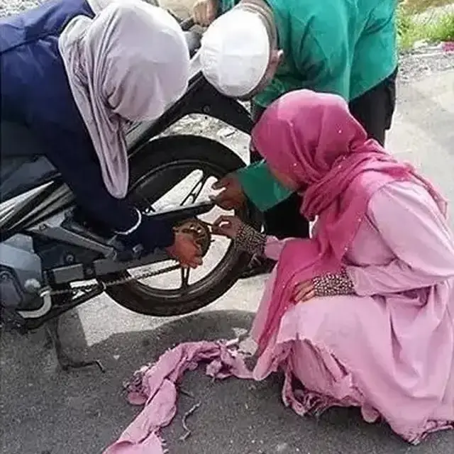 6 Momen Apes Naik Motor Pakai Baju Panjang, Harus Ekstra Hati-Hati