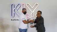 Editor in Chief Bola.com &amp; Bola.net Darojatun (kanan) memberikan cinderamata kepada Direktur Teknik Persik Kediri Danilo Fernando saat kunjungan ke&nbsp;kantor Bola.com, Gondangdia, Jakarta, Senin (07/06/2022). (Bola.com/M Iqbal Ichsan)