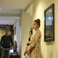 Olla Ramlan sendiri terus menangis meratapi kepergian ayahnya, Muhammad Ramlan. "Terpukul, nggak berhenti nangis. Mohon doanya agar Abah dilapangkan kuburnya, apalagi bulan Ramadhan," ujar Jelita Ramlan. (Adrian Putra/Bintang.com)