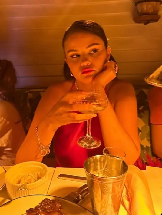 Selena juga memamerkan foto saat dia makan malam intimate bersama teman-temannya. Salah satu foto dari makan malam memperlihatkan pelantun lagu 'Ice Cream' itu berpose dengan dagu bertumpu pada tangannya. Sementara, dia melihat ke samping dengan gelas coupe di tangannya. (Liputan6.com/IG/@selenagomez)