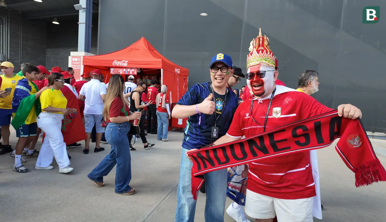 Mario Sonatha, suporter Timnas Indonesia hadir langsung di Metlife Stadium untuk menyaksikan laga Brasil vs Maroko di Metlife Stadium, Minggu (14/6/2026) dini hari WIB. Mario datang komplet dengan jersey dan topi tokoh wayang Kresna. (Bola.com/Hery Kurniawan)