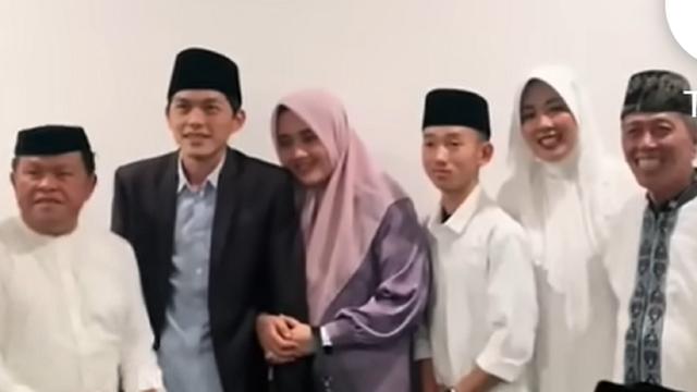 Foto bersama Soimah dan keluarga dengan Gus Iqdam (SS: YouTube Short @SBR2)