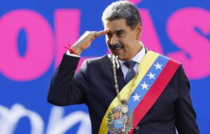 Presiden Venezuela Nicol&aacute;s Maduro menyapa para pendukungnya pada hari pelantikannya untuk masa jabatan ketiga di istana kepresidenan Miraflores, Caracas, Venezuela, 10 Januari 2025.&nbsp;(Dok. AP Photo/Cristian Hernandez) &nbsp;&nbsp;