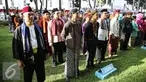 Sejumlah PNS memakai pakaian adat mengikuti upacara memperingati Hari Pendidikan Nasional 2016 di Kemdikbud, Jakarta, Senin (2/5). Upacara diikuti oleh seluruh pegawai kemendikbud dan perwakilan sekolah-sekolah di Jakarta. (Liputan6.com/Faizal Fanani)
