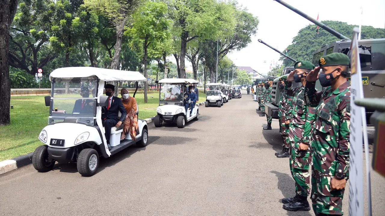 FOTO: Presiden Jokowi Pimpin Upacara HUT ke-76 TNI di Istana Merdeka