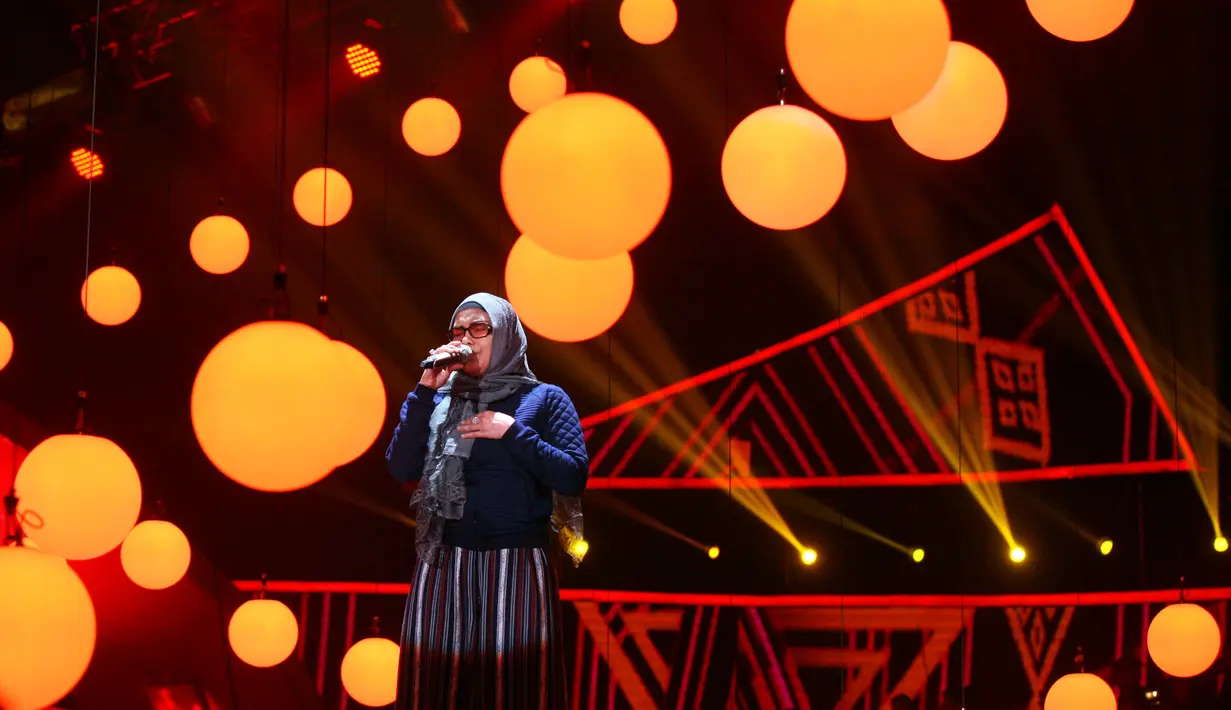 Pemilik album Pop Melayu '40-'60 (1994) itu terlihat antusias saat mengikuti gladi resik di JCC,  Senayan. (Nurwahyunan/Bintang.com)