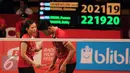 Ganda campuran Indonesia, Debby Susanto (kiri) berbincang dengan Praveen Jordan di laga melawan Joachim/Christina di Total BWF World Championships 2015, Jakarta, Kamis (13/8/2015). Jordan/Debby unggul 22-20, 19-21, 23-21. (Liputan6.com/Helmi Fithriansyah)