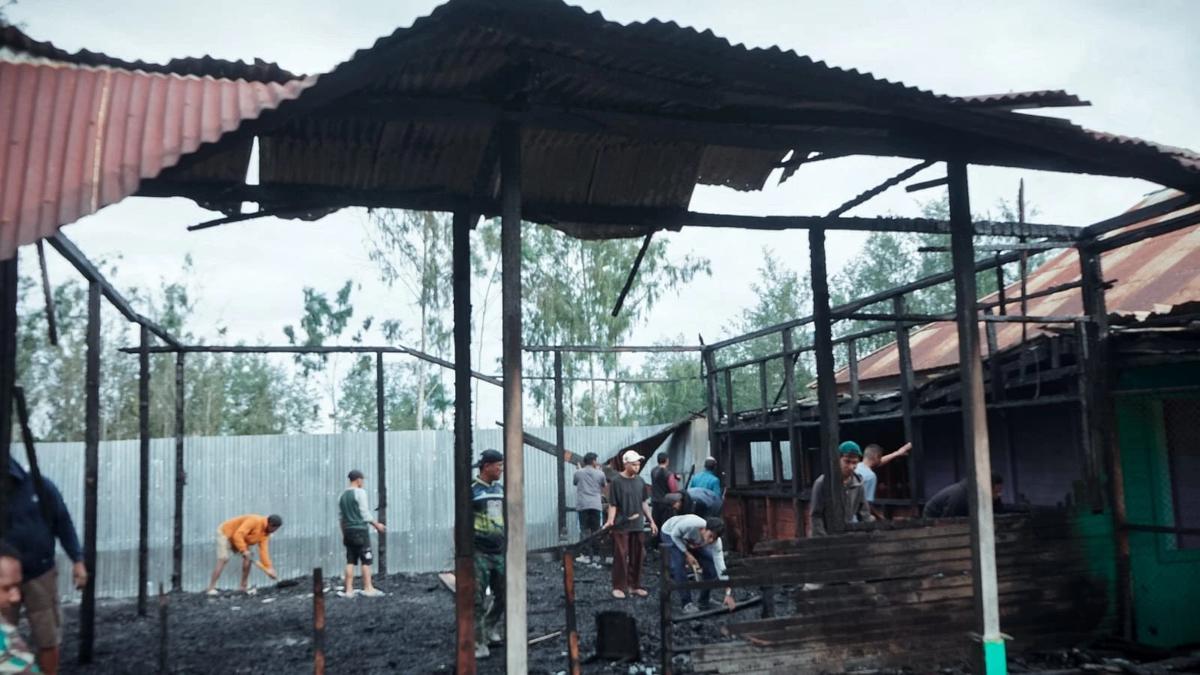 FOTO: TNI Polri dan Warga Bersihkan Kompleks YAPIS Deiyai Usai Pembakaran