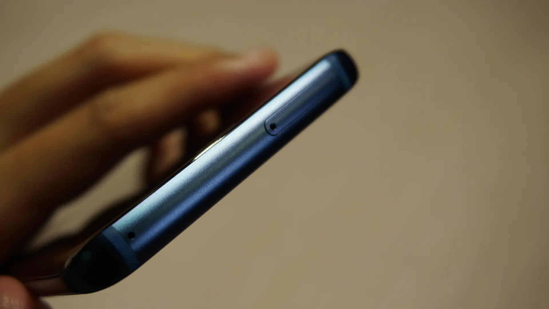 SIM card ejector pada Samsung Galaxy S9 (Liputan6.com/ Agustin Setyo W)