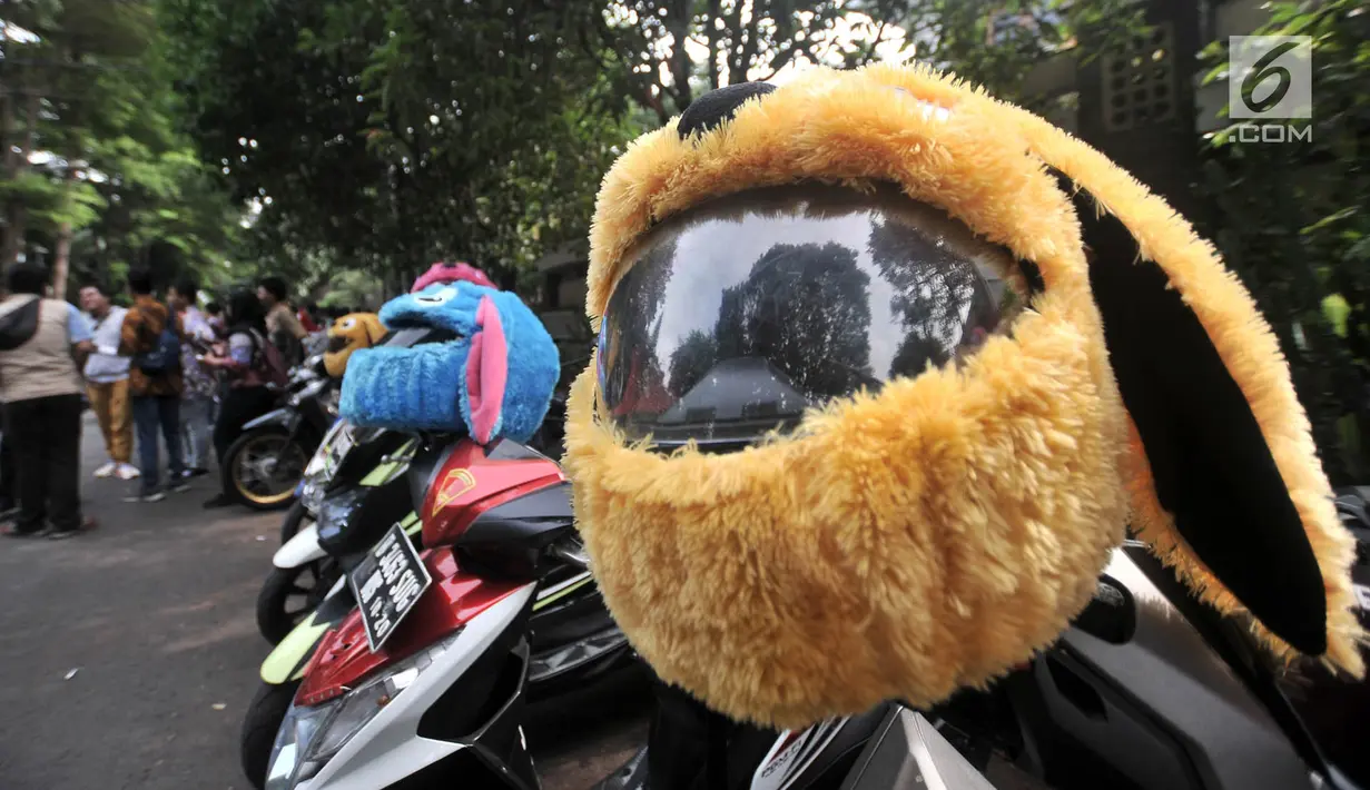 Anggota dari komunitas Elmo And Friends bersiap melakukan konvoi menggunakan sepeda motor di kawasan Menteng, Jakarta, Minggu (11/11). Aksi konvoi bertujuan mensosialisasikan kepada anak-anak untuk memakai helm sejak dini. (Merdeka.com/ Iqbal S. Nugroho)
