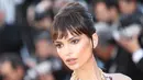 Ekspresi Emily Ratajkowski saat menghadiri pembukaan Festival Film Cannes ke-70 di Cannes, Prancis (17/5). Mengenakan gaun berwarna kream  Emily Ratajkowski saat melintas di karpet merah. (AFP Photo/Valery Hache)