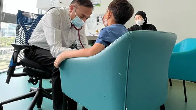 Zaskia Adya Mecca mendampingi putranya saat menjalani pemeriksaan medis di salah satu rumah sakit di Singapura, April 2023. (Foto: Dok. Instagram @hanungbramantyo)