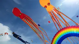Dua layang-layang berbentuk gurita terbang di pantai Tam Thanh selama Festival Internasional Kite di Quang Nam, Vietnam (11/6). Quang Nam menargetkan dapat menerima lima juta pengunjung dan turis untuk menikmati serangkain festival. (AP Photo/Hau Dinh)