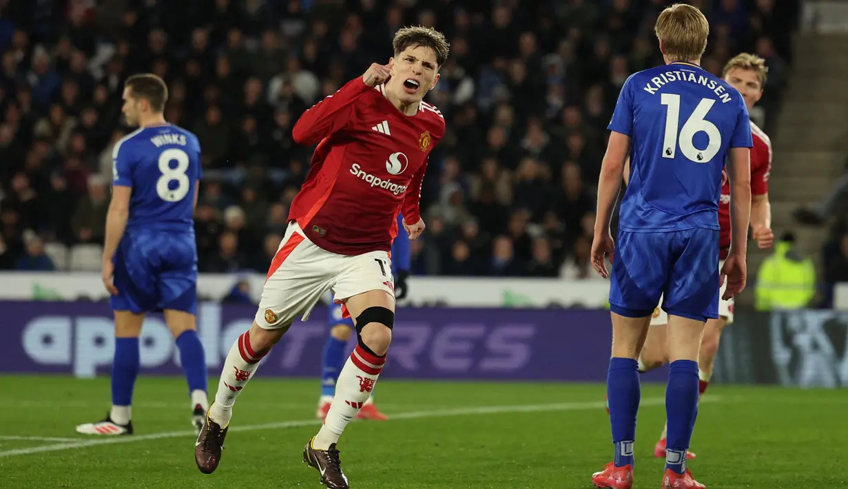 Di babak kedua, pada menit ke-67, gol Alejandro Garnacho menggandakan keunggulan Manchester United atas Leicester City. (Adrian Dennis/AFP)