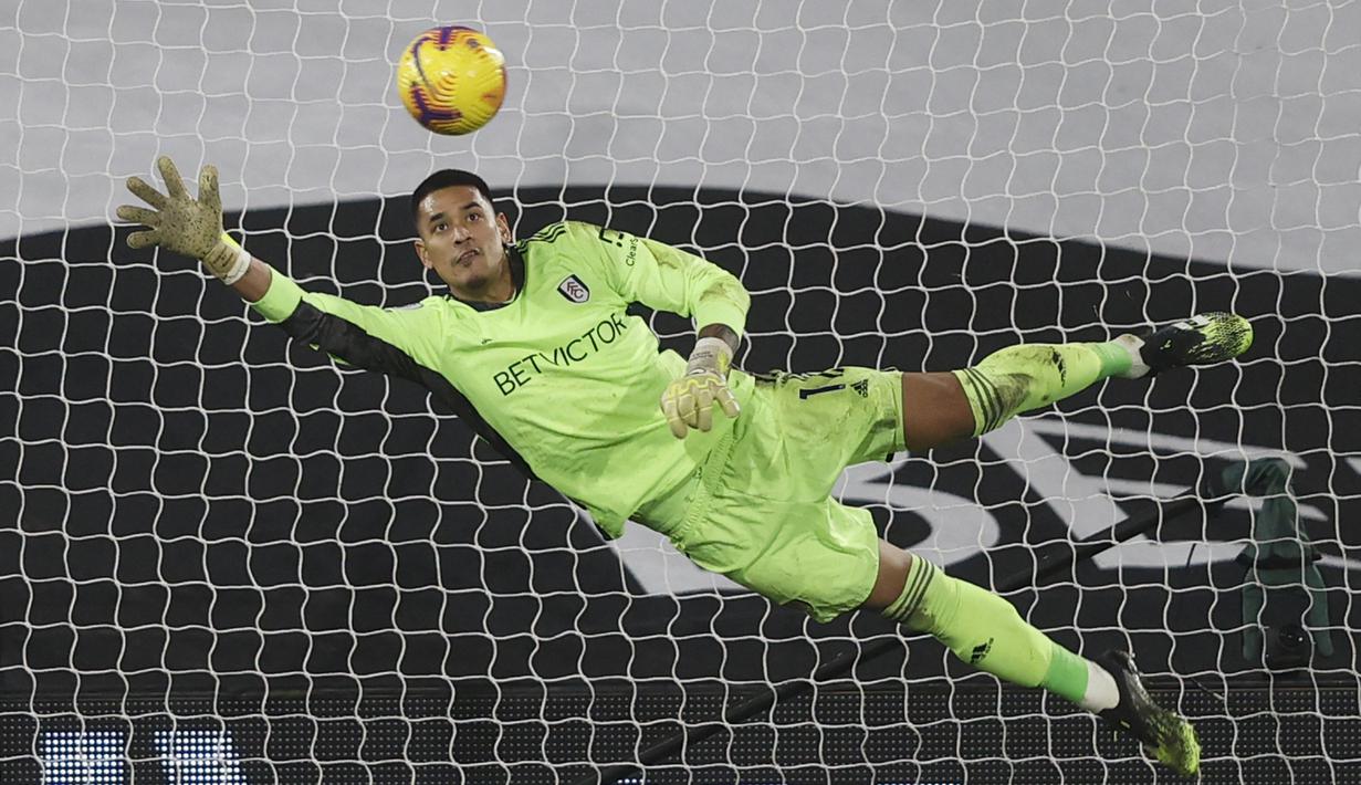 3. Alphonse Areola (Fulham). Kiper asal Prancis ini didatangkan Fulham dengan status pinjaman pada awal musim 2020/2021 dari PSG yang sebelumnya juga dipinjamkan ke Real Madrid. Menjadi pilihan utama untuk mengawal gawang Fulham. ((AFP/Adrian Dennis/Pool)