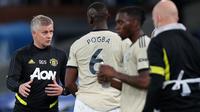 Pelatih Manchester United, Ole Gunnar Solskjaer, memberikan arahan kepada pemainnya saat menghadapi Crystal Palace pada laga lanjutan Premier League di Selhurst Park, Jumat (17/7/2020) dini hari WIB. Manchester United menang 2-0 atas Crystal Palace. (AFP/Peter Cziborra/pool)