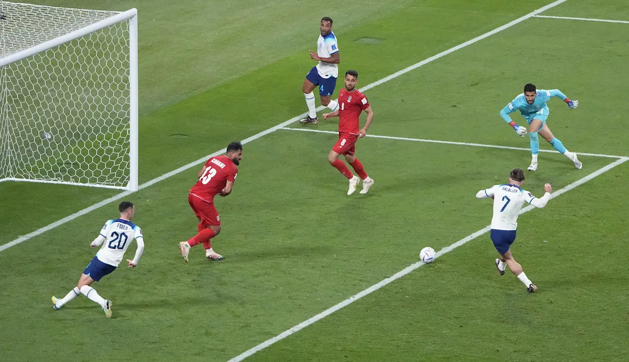 Gelandang Inggris, Jack Grealish (kanan) saaat mencetak gol keenam timnya ke gawang Iran selama pertandingan grup B Piala Dunia 2022 Qatar di Stadion Internasional Khalifa di Doha, Qatar, Senin (21/11/2022). Inggris menang telak atas Iran dengan skor 6-2. (AP Photo/Pavel Golovkin)