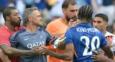 Pelatih PSG, Luis Enrique, tertangkap kamera menyerang pemain Chelsea, Joao Pedro, hingga terkapar di lapangan setelah laga final Piala Dunia Antarklub 2025. (AFP/Juan Mabromata)