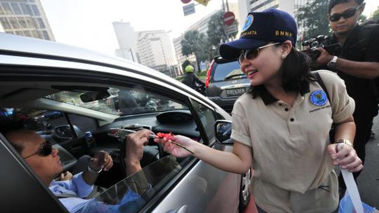 Abang-None Jakarta bagikan bunga mawar gratis di jalan
