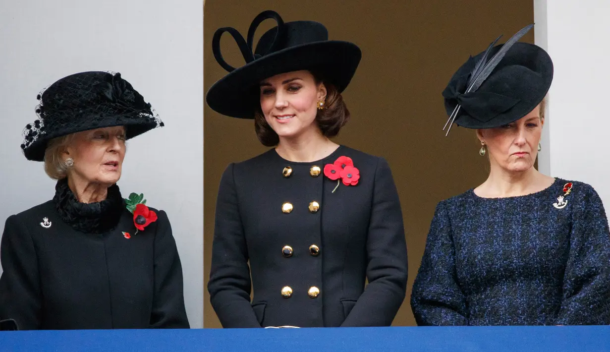 Kate Middleton berdiri di antara Putri Sophie dan Putri Alexandra saat upacara Remembrance Sunday Service dari balkon Kantor Luar Negeri dan Persemakmuran, London, Minggu (12/11). Kate mengejutkan publik dengan rambutnya. (TOLGA AKMEN / AFP)